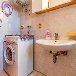 Lovely In With Kitchen דירה