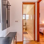 דירה Lovely In With Kitchen פולה
