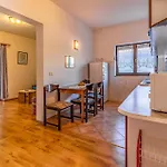 Lovely In With Kitchen פולה