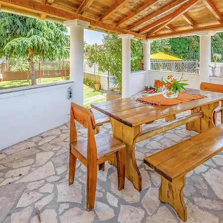 Lovely In With Kitchen Apartment Pula