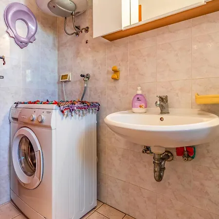 Lovely In With Kitchen Appartement