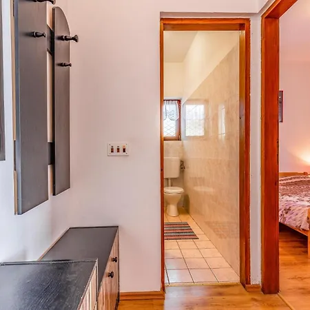 Appartement Lovely In With Kitchen Pula