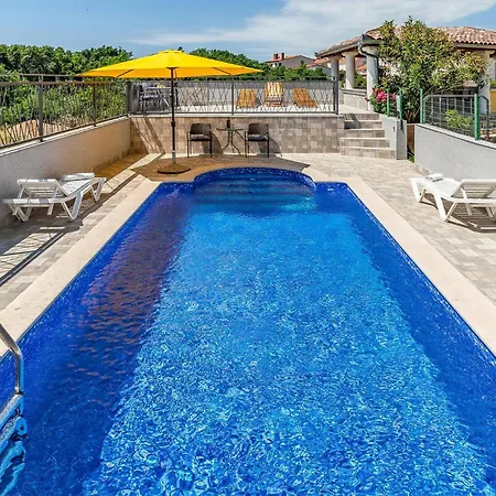 Amazing In With Swimming Pool פולה