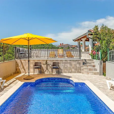 Amazing In With Swimming Pool דירה *